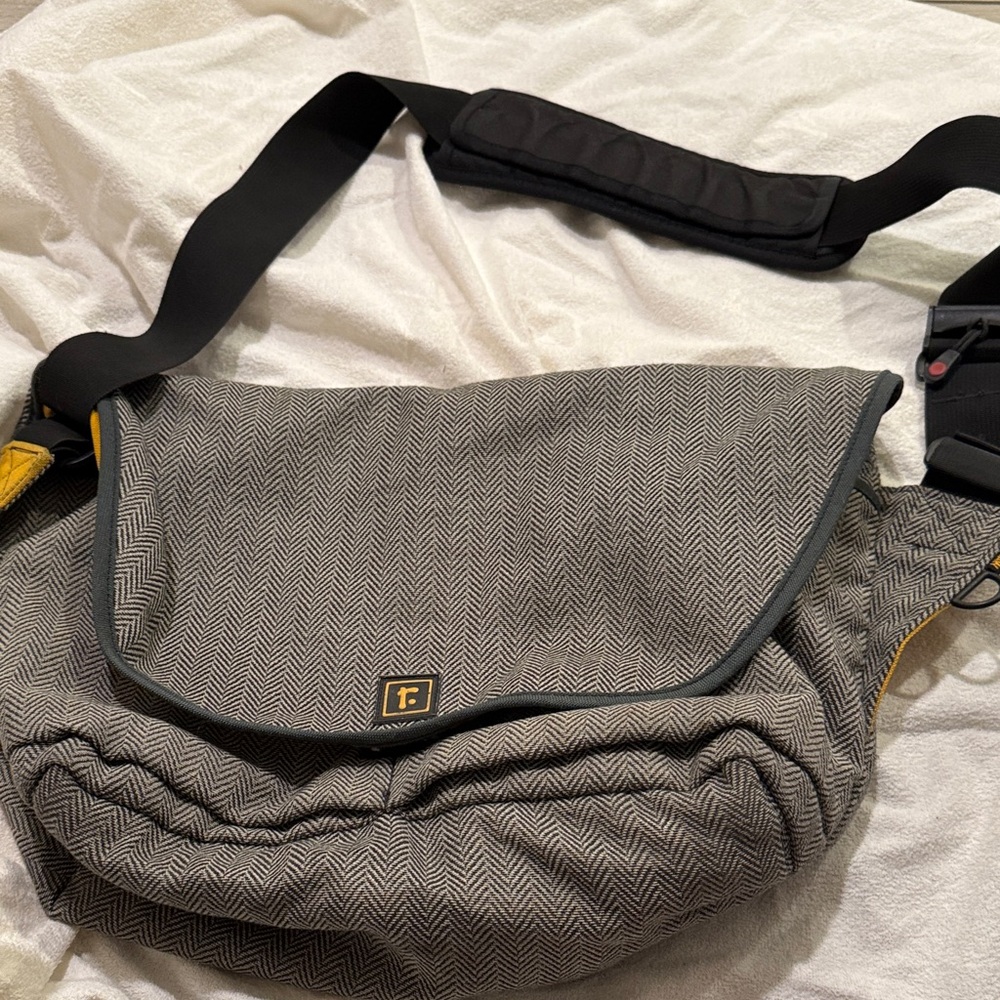 Rigshaw Gray Herringbone Messenger Bag with Yellow Interior - Picture 5 of 6